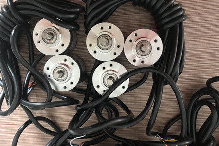 蓝狮在线科技定制的特殊位移传感器有哪些特点？